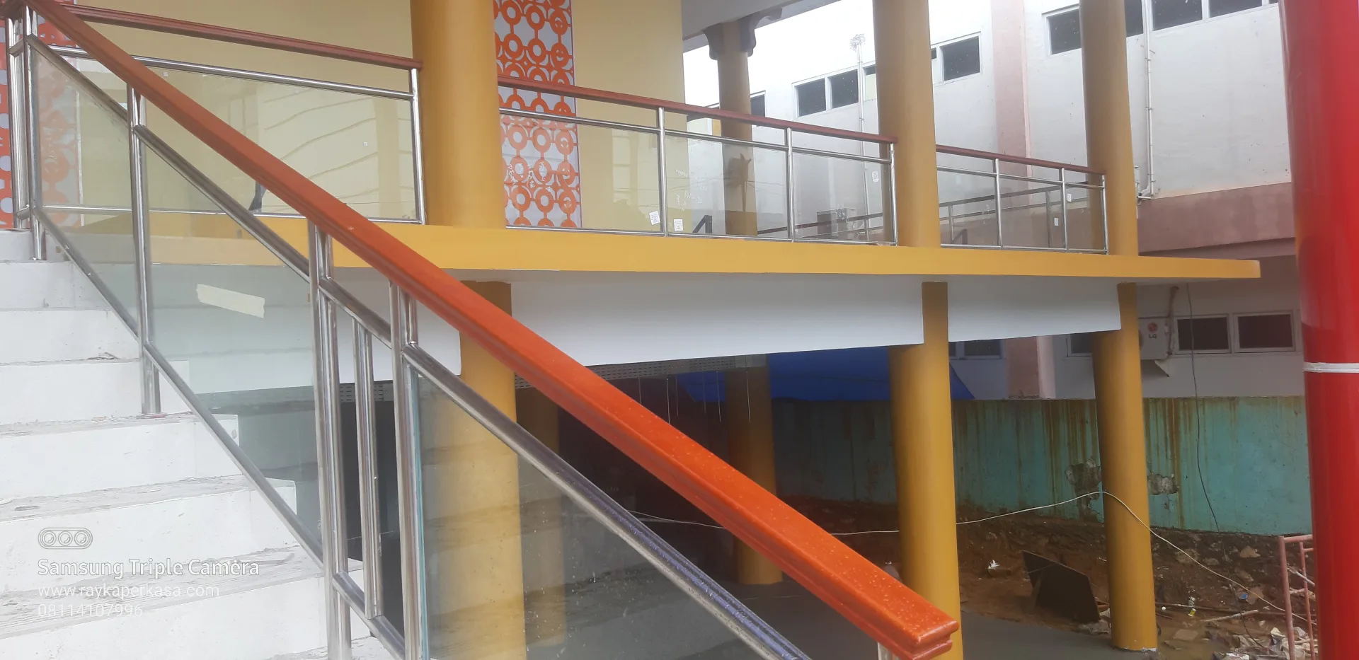 Inspirasi railing tangga dan balkon Makassar — Detail railing yang membantu membaca proporsi tangga dan pegangan.
